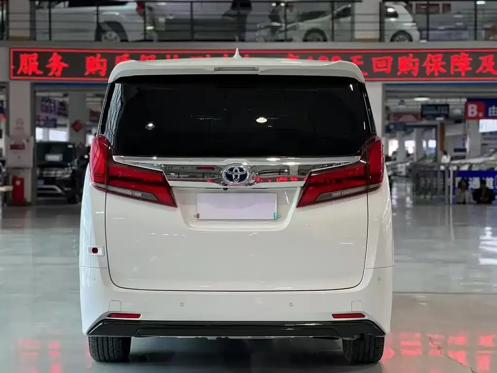 Toyota Alphard — фото 2