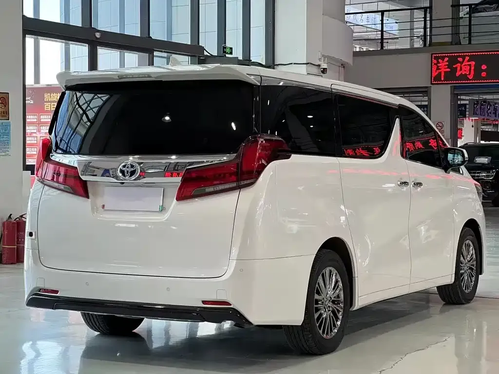 Toyota Alphard — фото 4