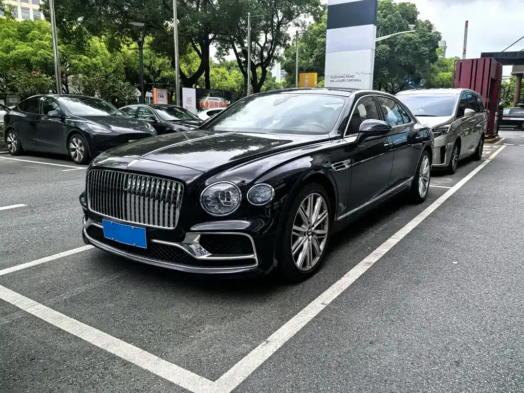 Bentley Flying Spur — фото 1