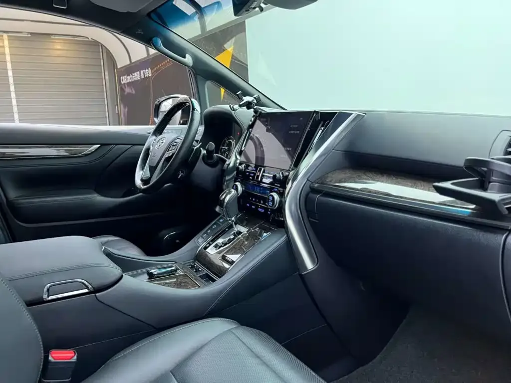Toyota Vellfire — фото 8