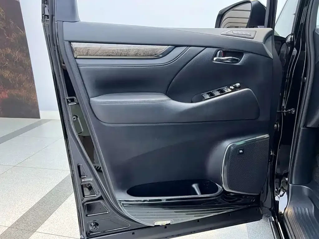 Toyota Vellfire — фото 10