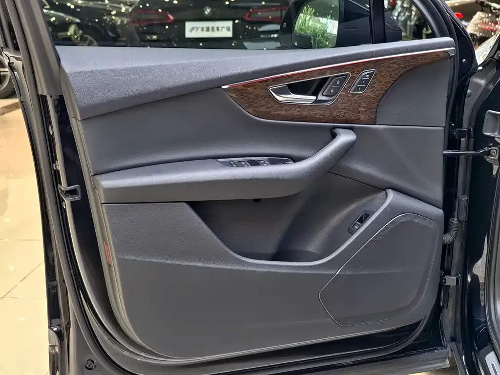 Audi Q7 2021 из CN, фото 6
