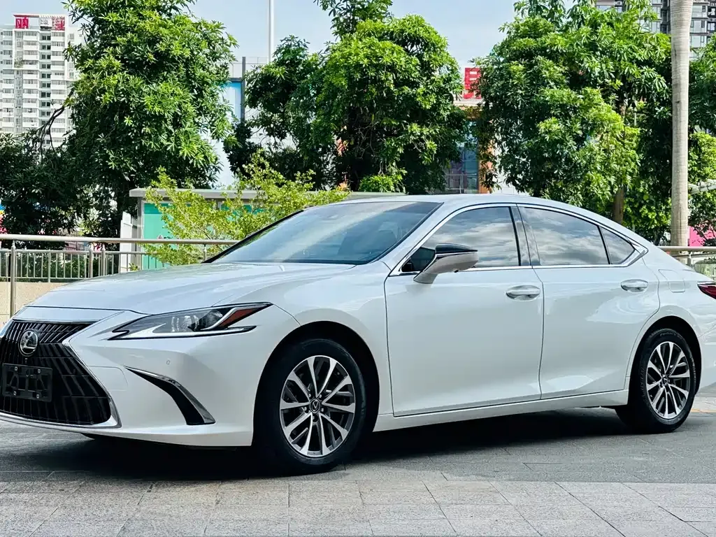 Lexus ES — фото 1