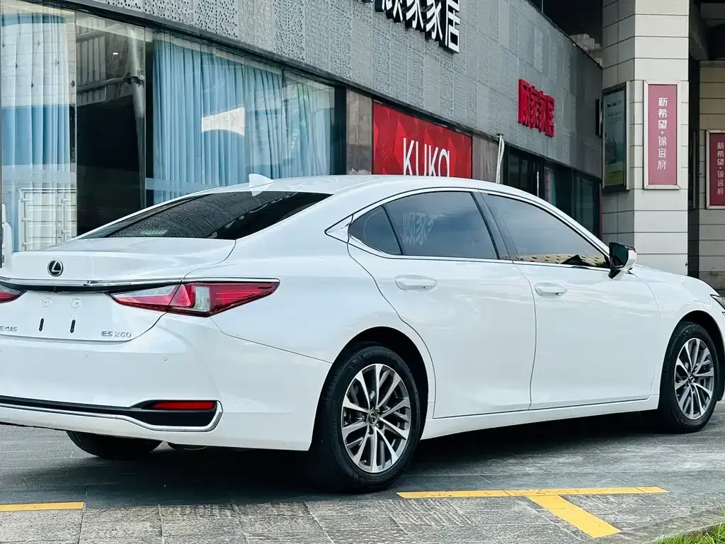 Lexus ES — фото 10