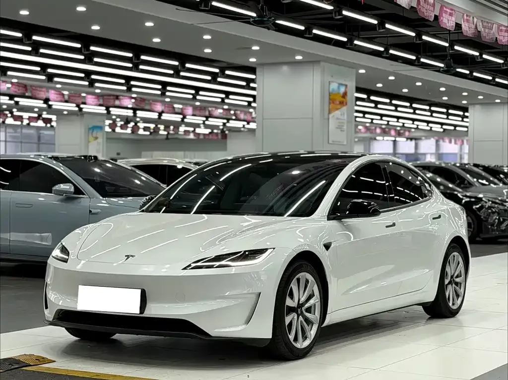 Tesla Model 3 — фото 1