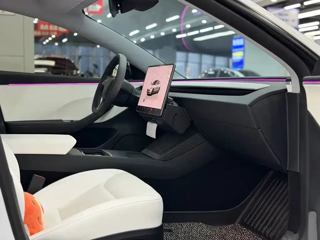 Tesla Model 3 — фото 3