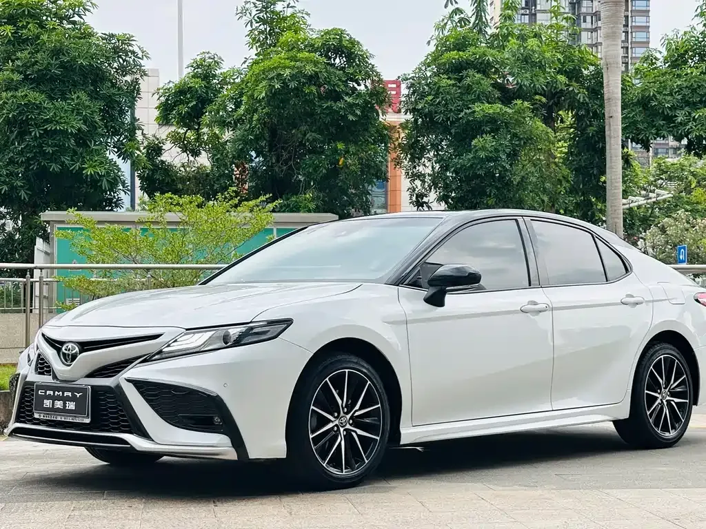 Toyota Camry — фото 1