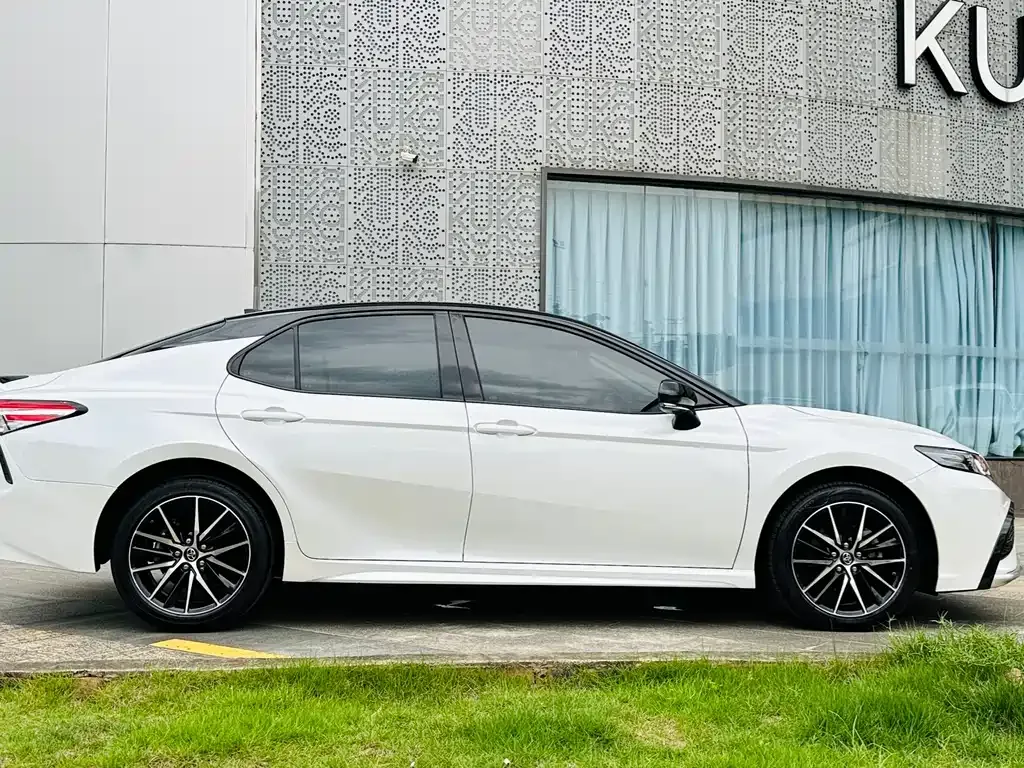 Toyota Camry — фото 10
