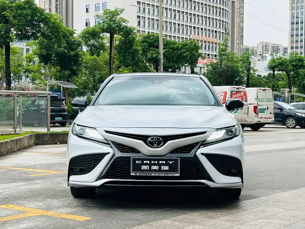 Toyota Camry — фото 3