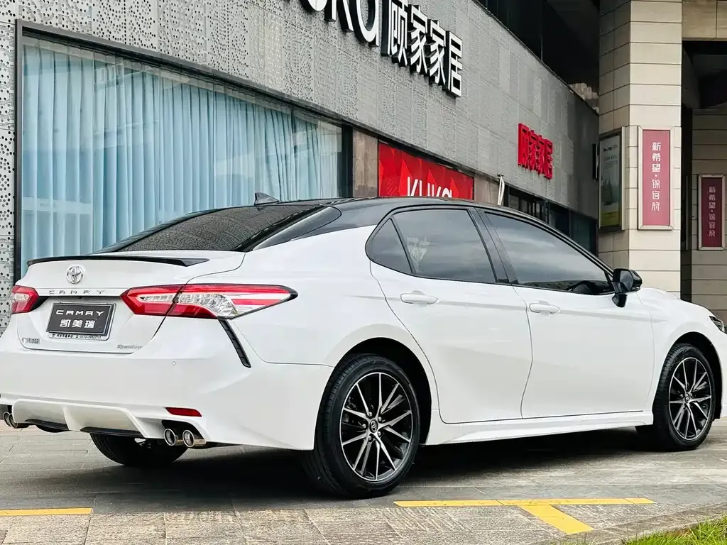 Toyota Camry — фото 2