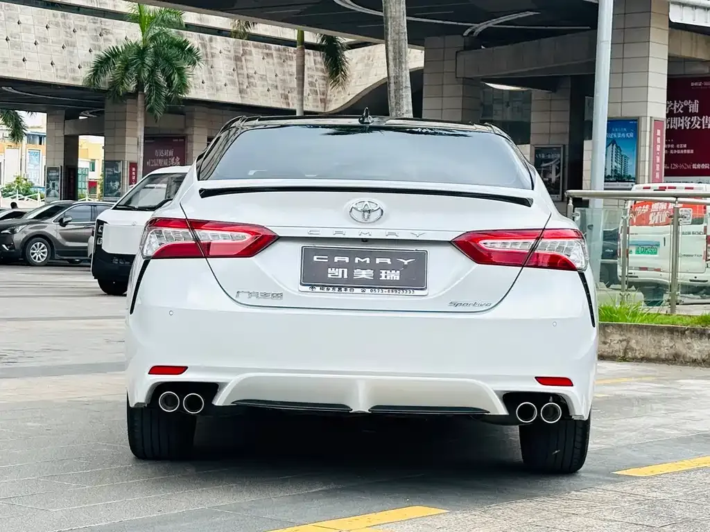 Toyota Camry — фото 5