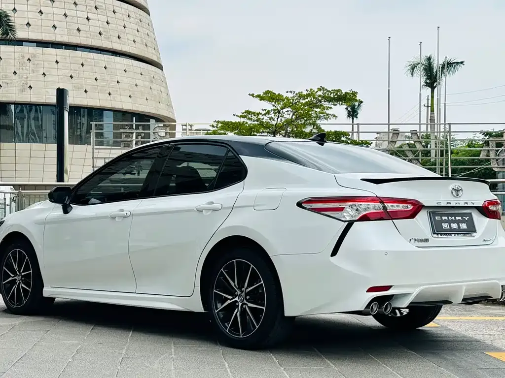 Toyota Camry — фото 6