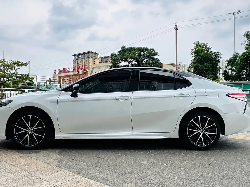 Toyota Camry — фото 9