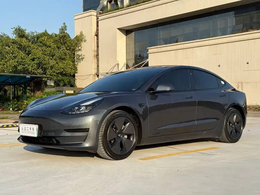 Tesla Model 3 — фото 1
