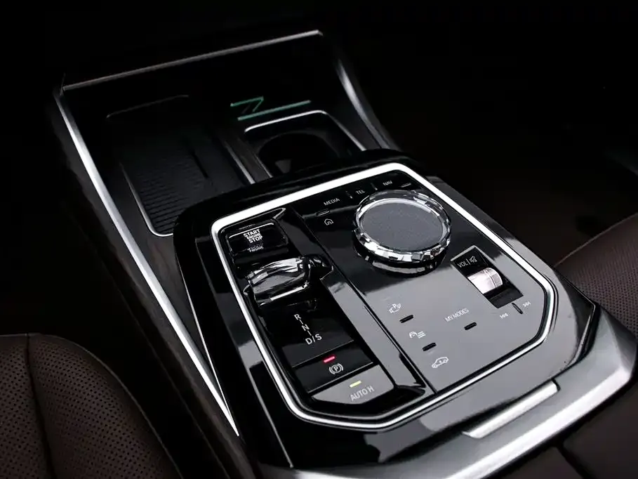 BMW 7 Series — фото 10