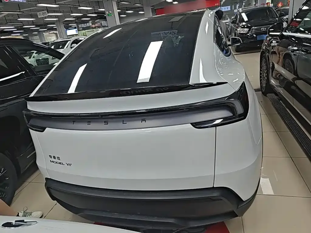 Tesla Model Y L — фото 8