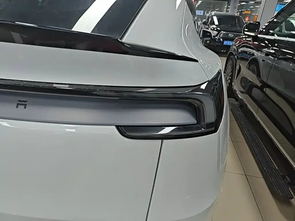 Tesla Model Y L — фото 2