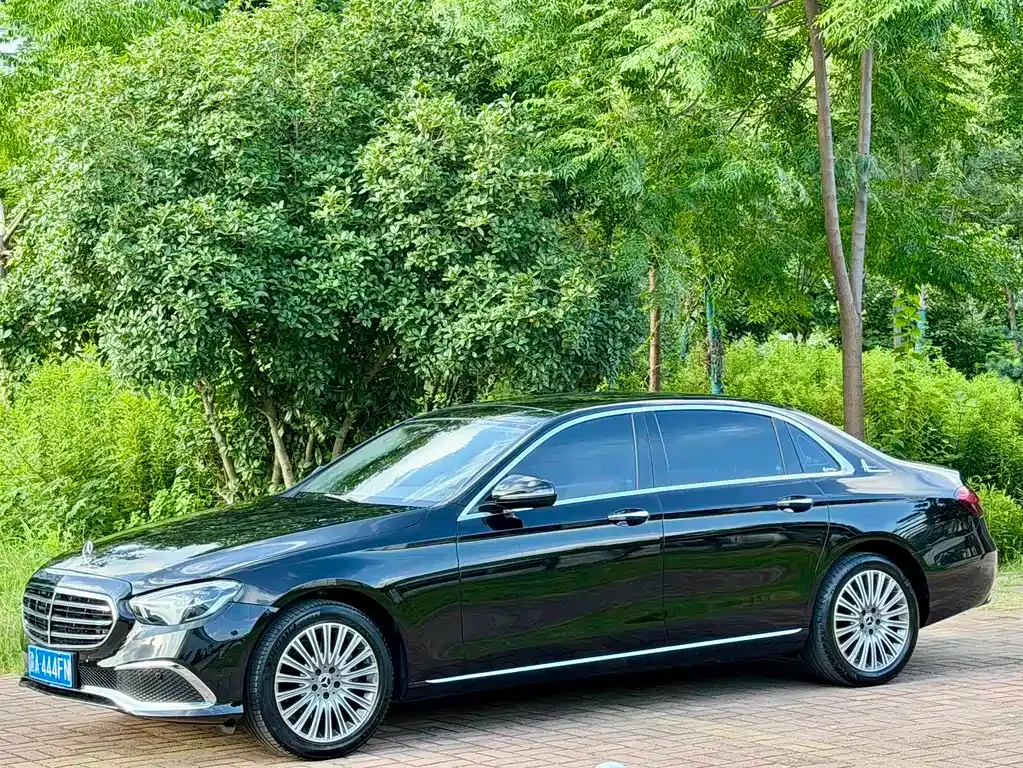 Mercedes-Benz E-Class — фото 1