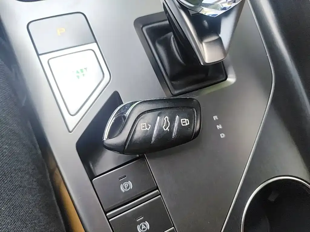Roewe RX5 New Energy — фото 2