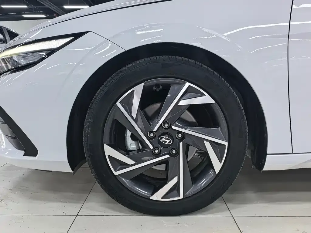 Hyundai Elantra — фото 10