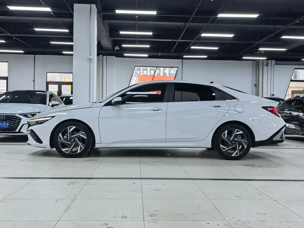 Hyundai Elantra — фото 4
