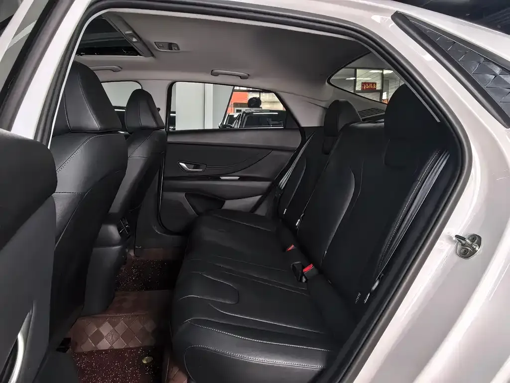 Hyundai Elantra — фото 3