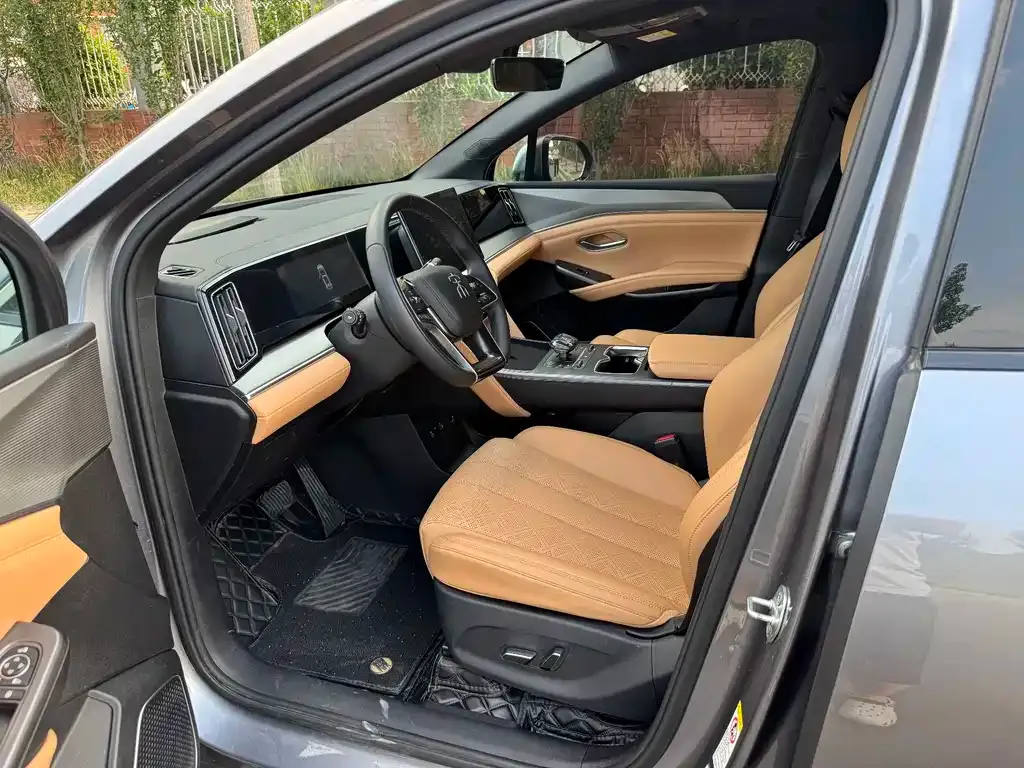 BYD L DM-i — фото 4