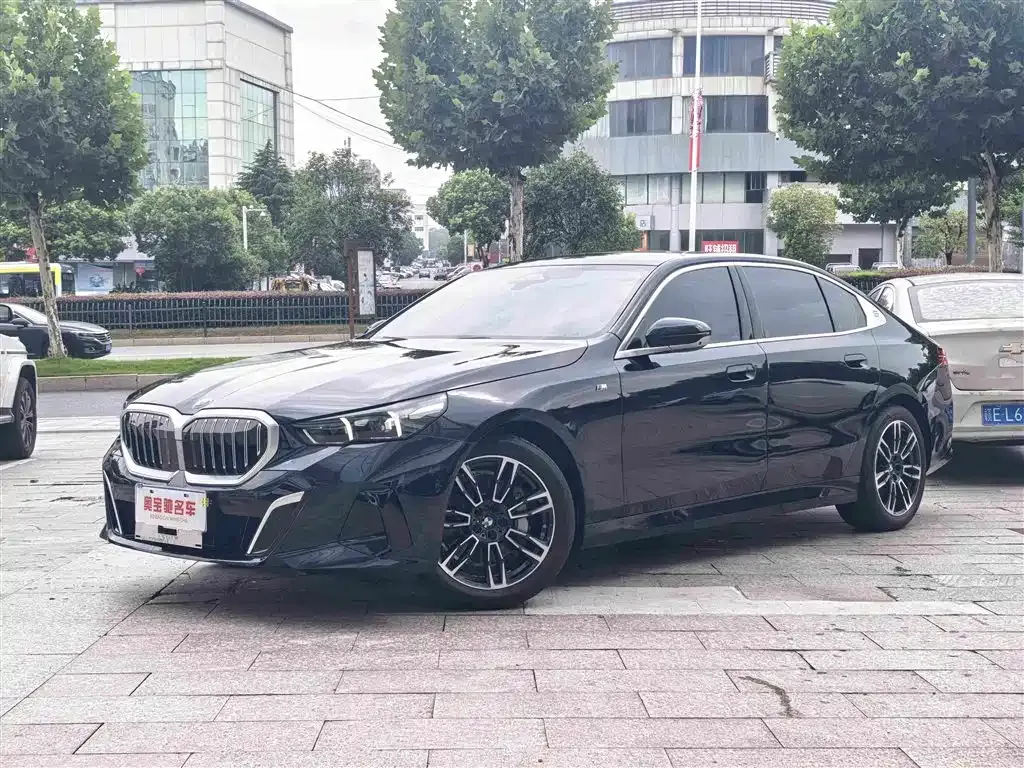 BMW 5 Series — фото 1