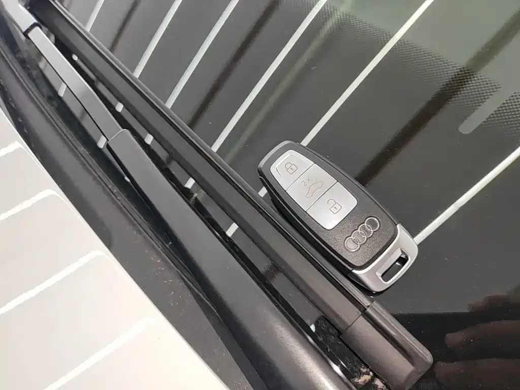 Audi Q4 e-tron — фото 2