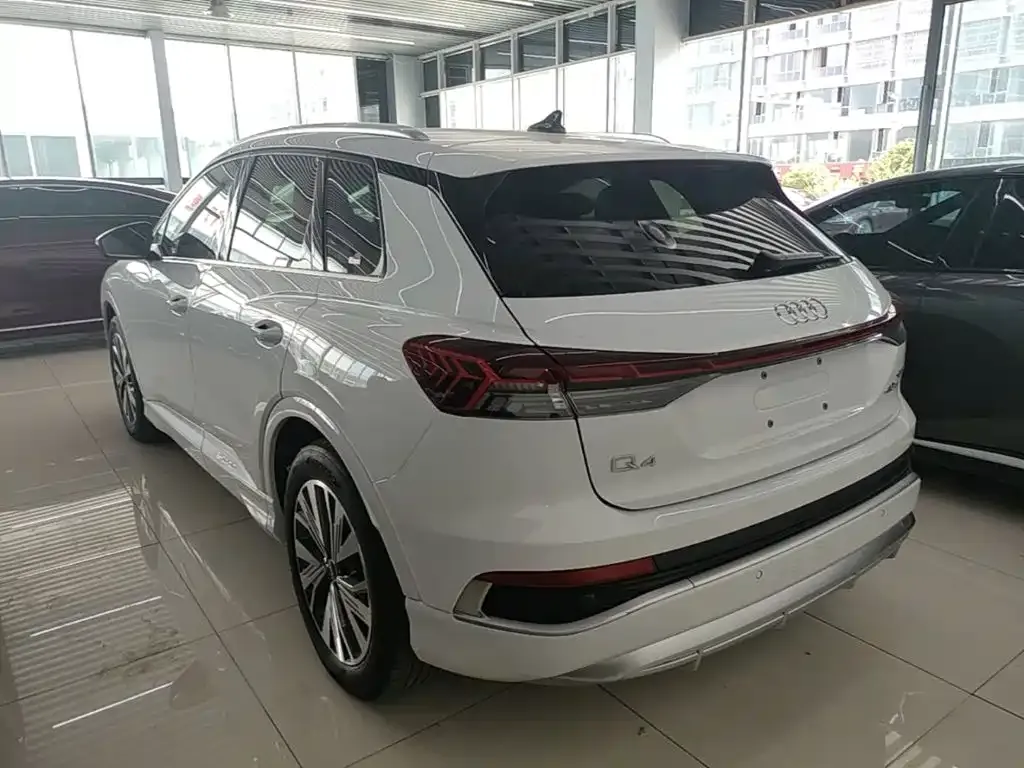 Audi Q4 e-tron — фото 10