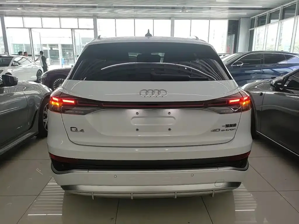 Audi Q4 e-tron — фото 7