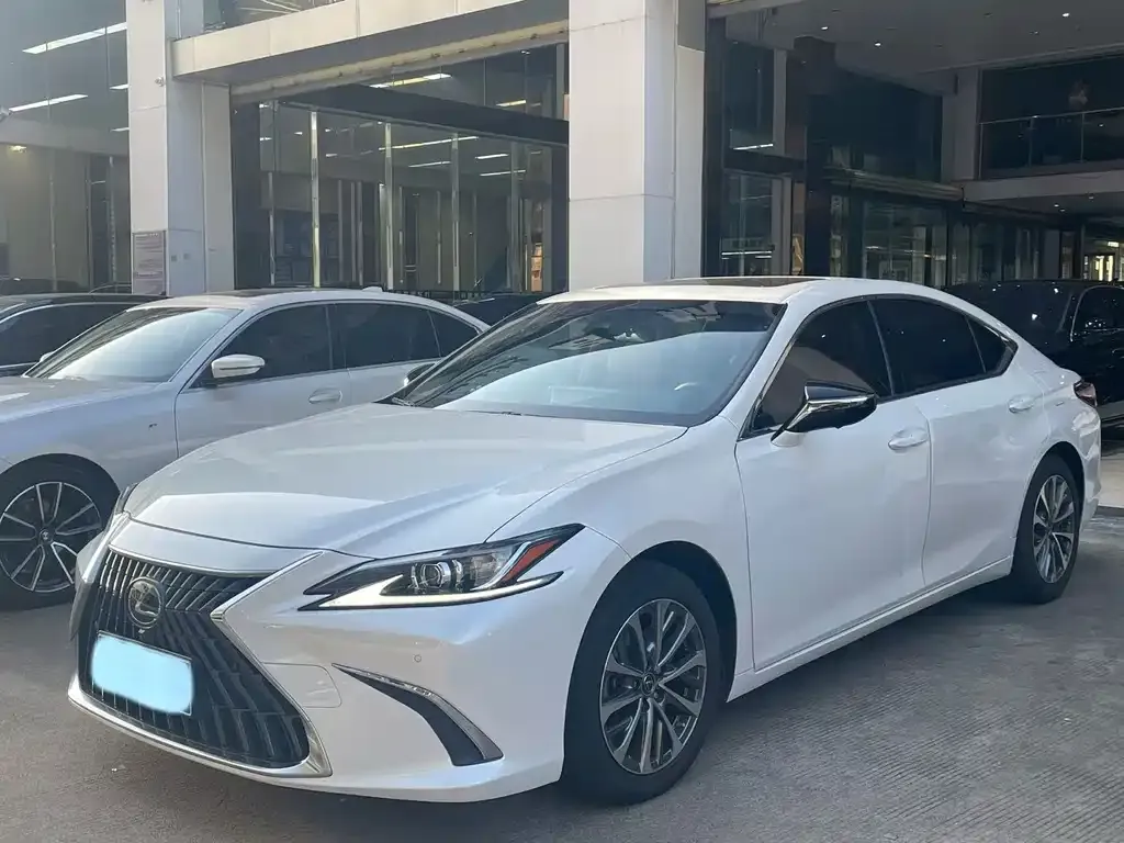 Lexus ES — фото 1
