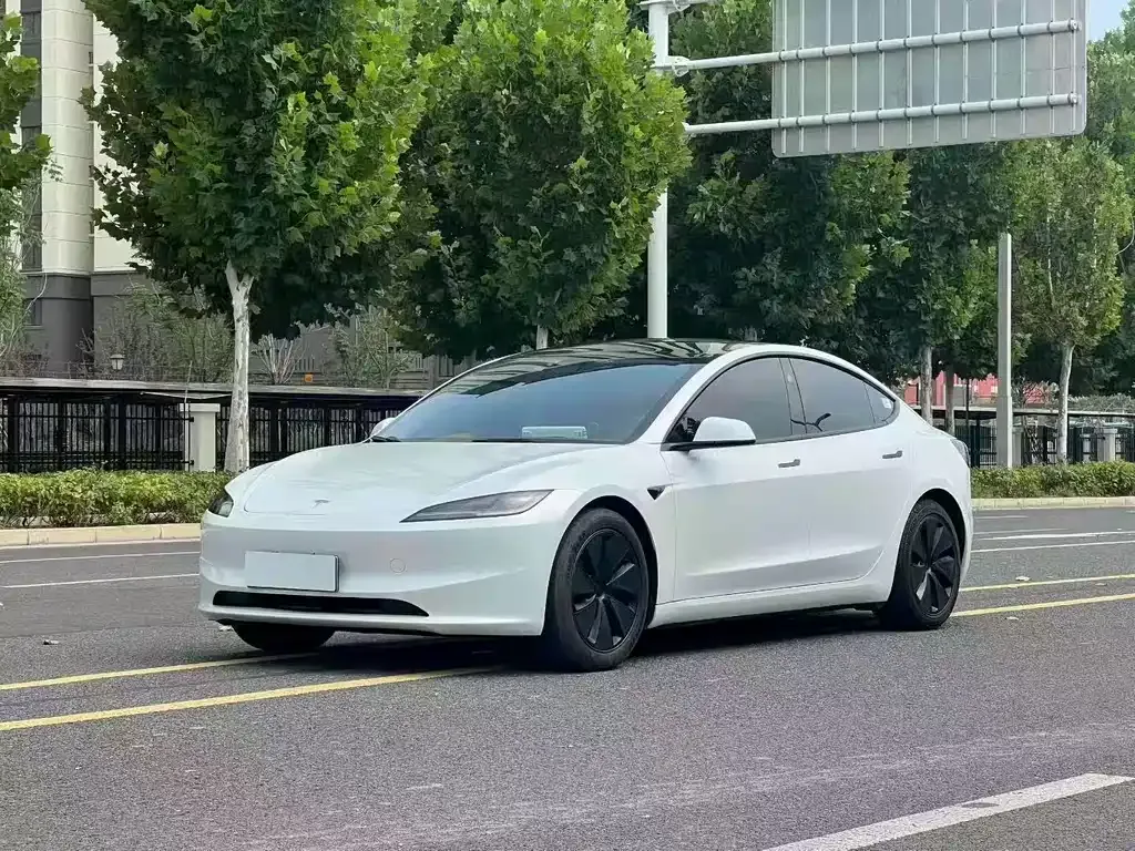 Tesla Model 3 — фото 1