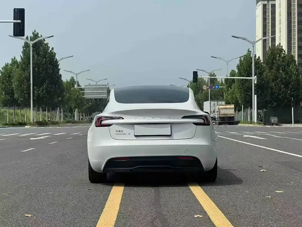 Tesla Model 3 — фото 4