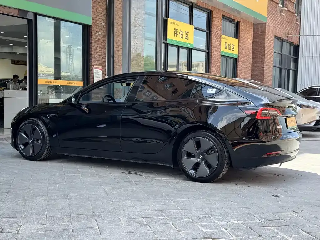 Tesla Model 3 — фото 10