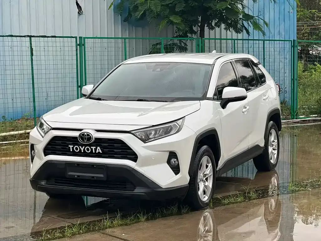 Toyota RAV4 — фото 1