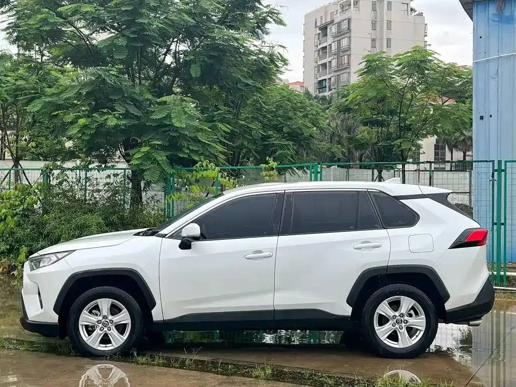 Toyota RAV4 — фото 9