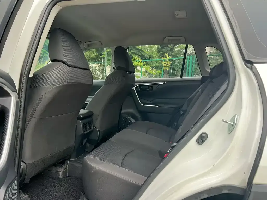 Toyota RAV4 — фото 4