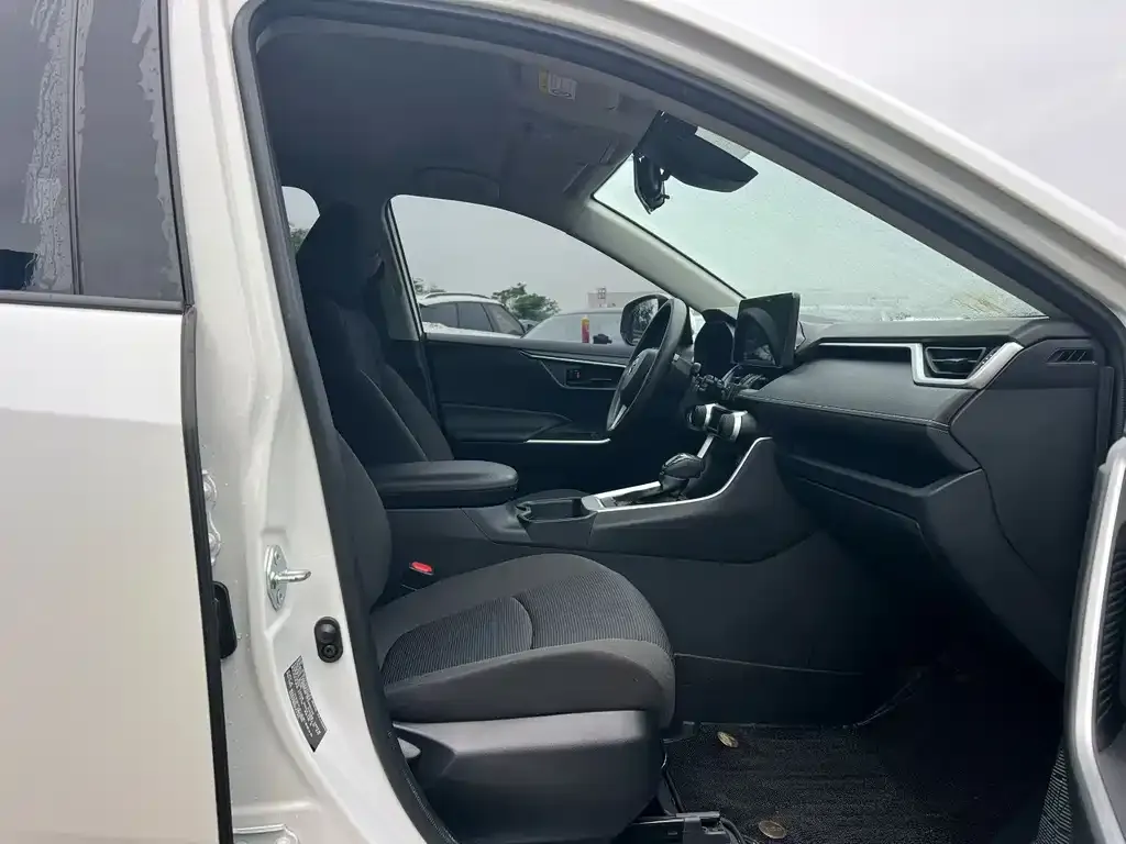 Toyota RAV4 — фото 6