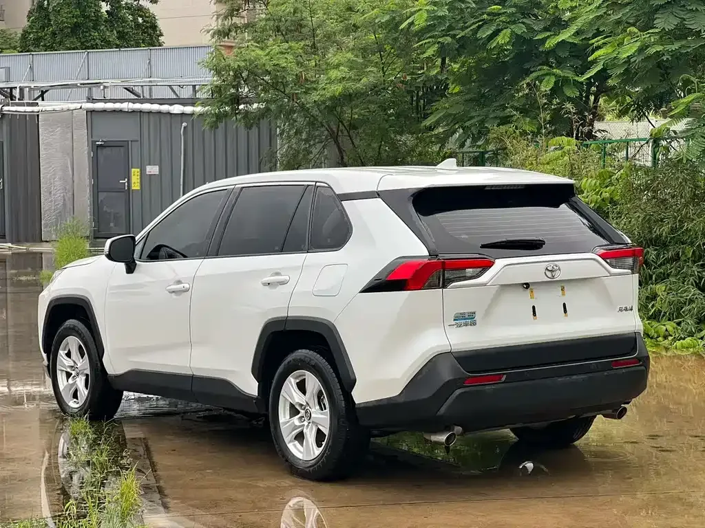 Toyota RAV4 — фото 8