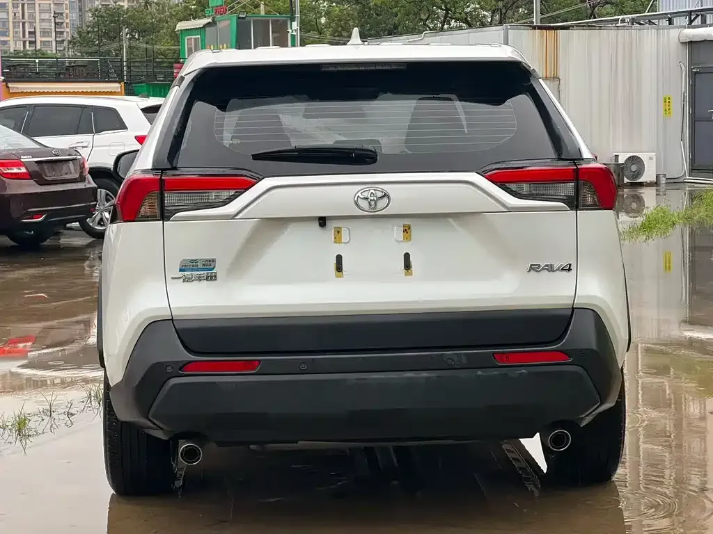 Toyota RAV4 — фото 2