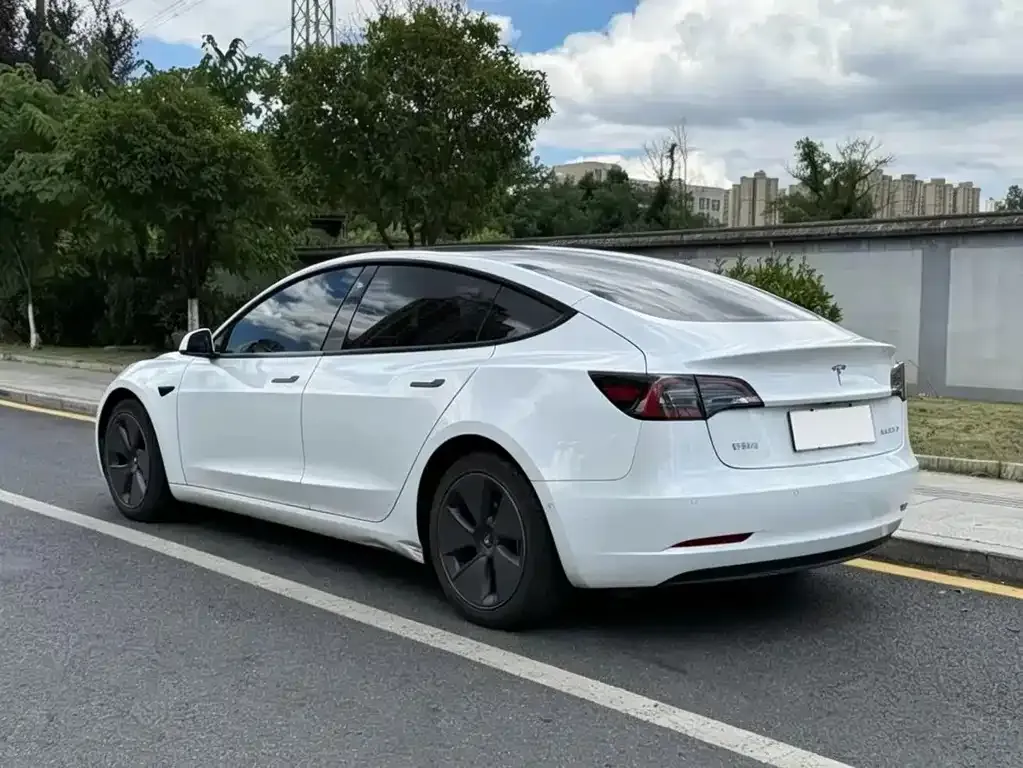 Tesla Model 3 — фото 9