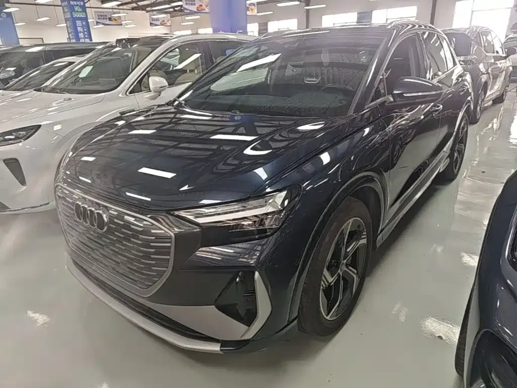 Audi Q4 e-tron — фото 1