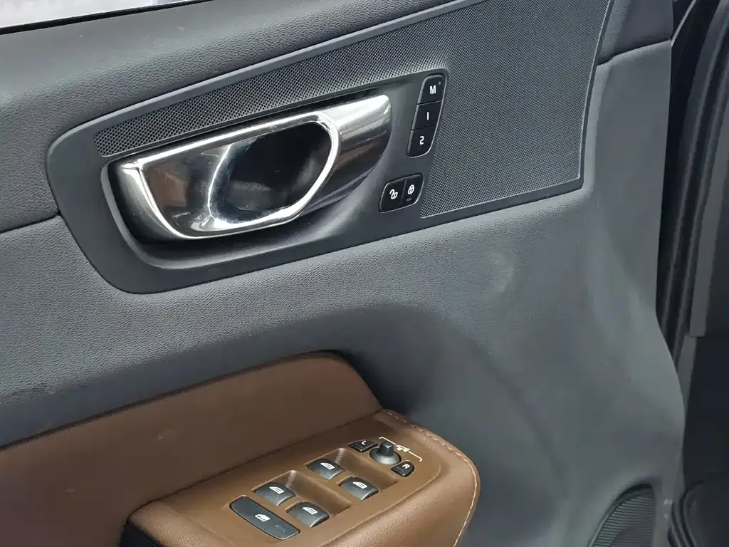 Volvo XC60 — фото 2