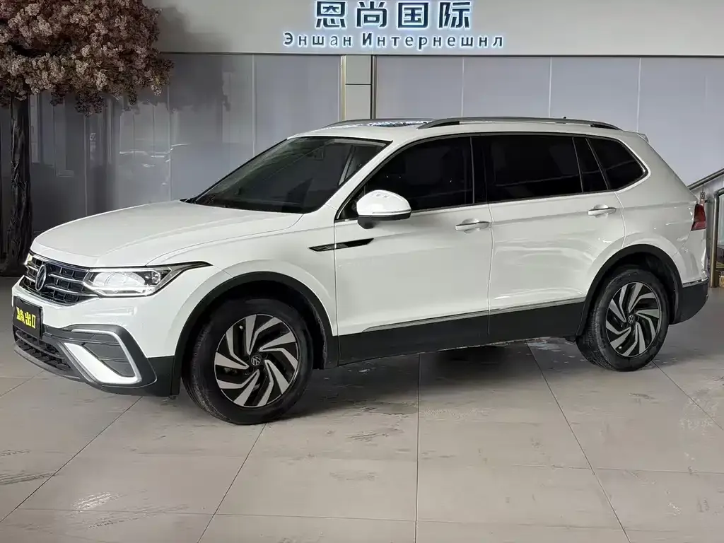 Volkswagen Tiguan L — фото 1