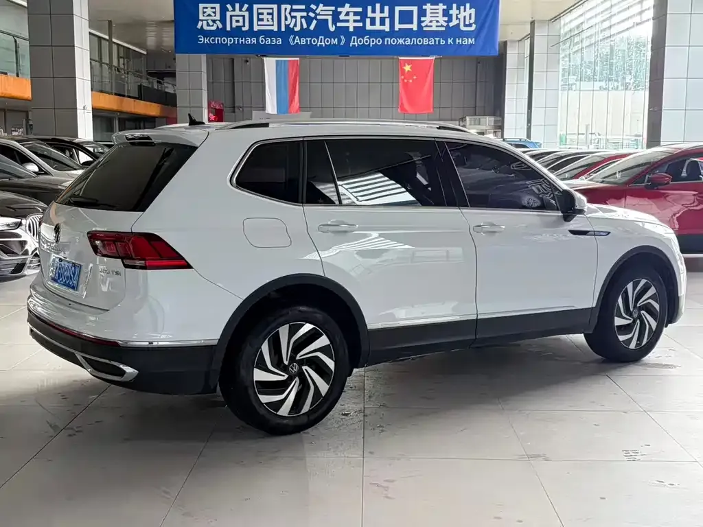 Volkswagen Tiguan L — фото 10