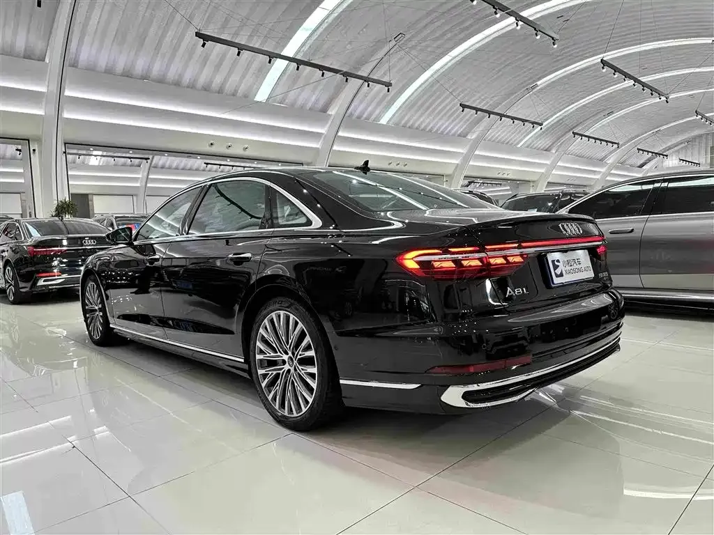 Audi A8 — фото 5