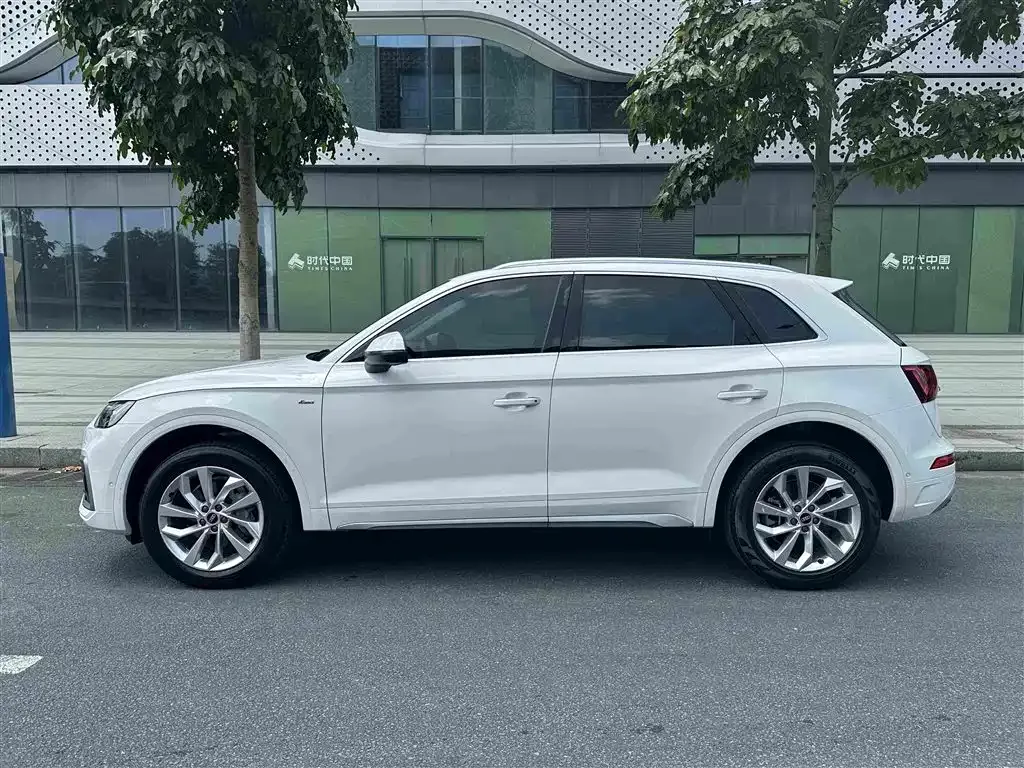 Audi Q5L — фото 10
