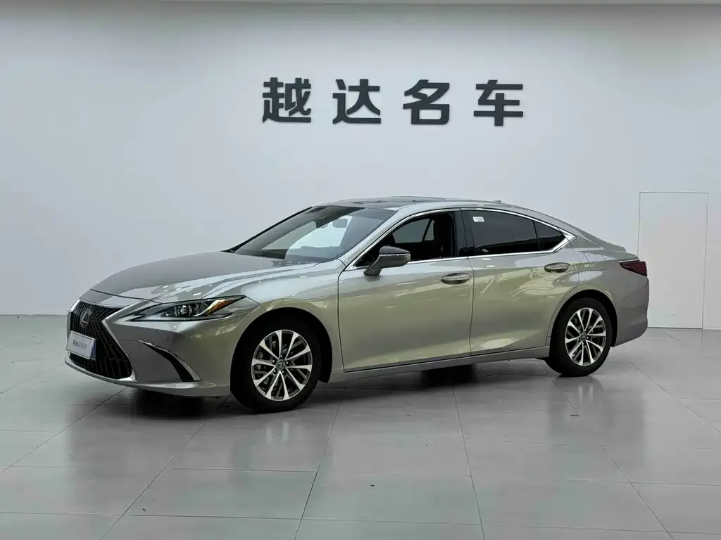 Lexus ES — фото 1
