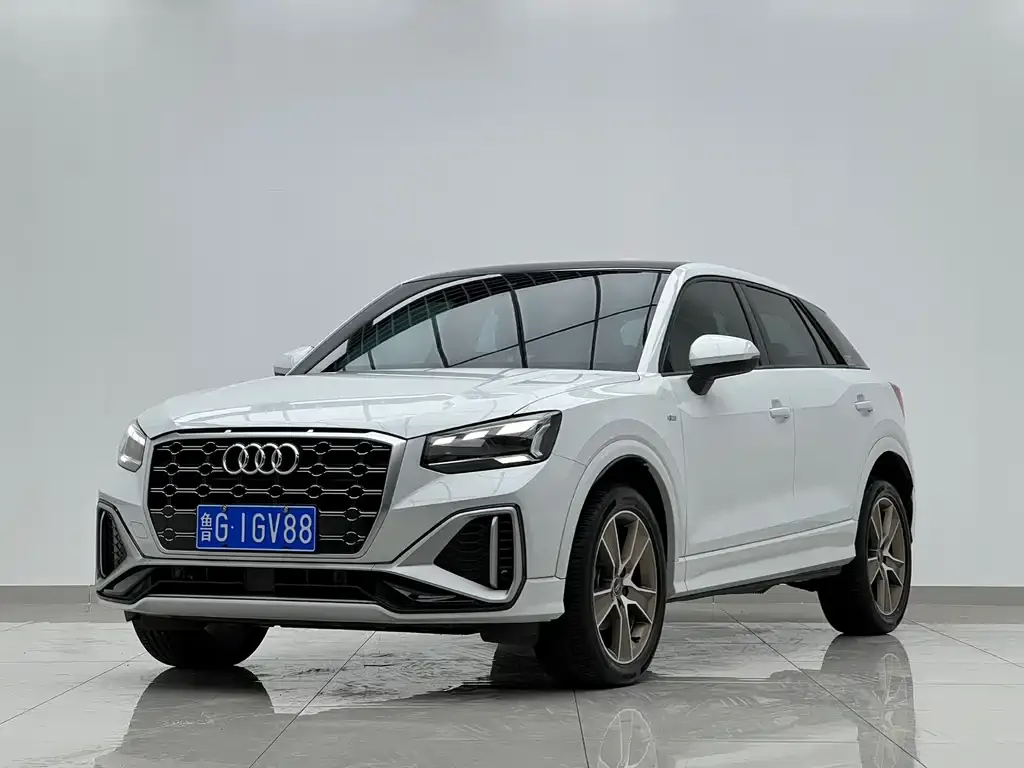 Audi Q2L — фото 1